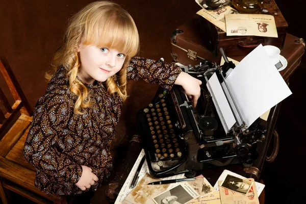 Imagen antigua de la pequeña chica caucásica que trabaja en vinta — Foto de Stock