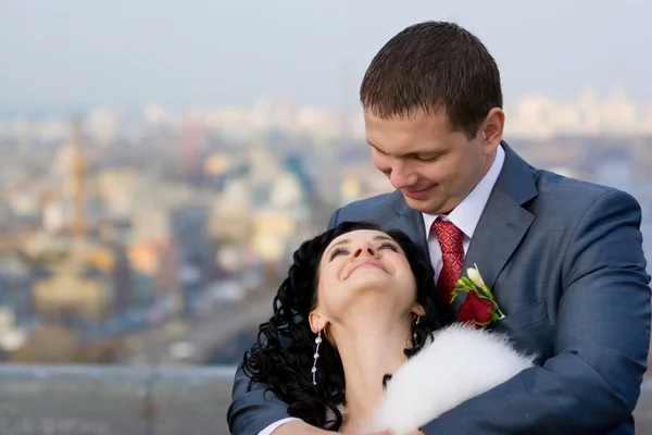 Happy bride and groom on their wedding day — Stock Photo, Image