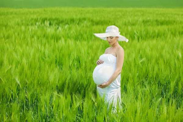 Kaukaski kobieta w ciąży ma reszta odkryty — Zdjęcie stockowe