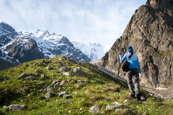 Hikier hegymászás, hegy a Kaukázus Bezengi reg — Stock Fotó