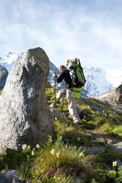 Wanderer besteigt Berg im Kaukasus in Bezengi reg — Stockfoto