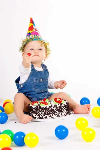 帽子とケーキと女の赤ちゃん — ストック写真