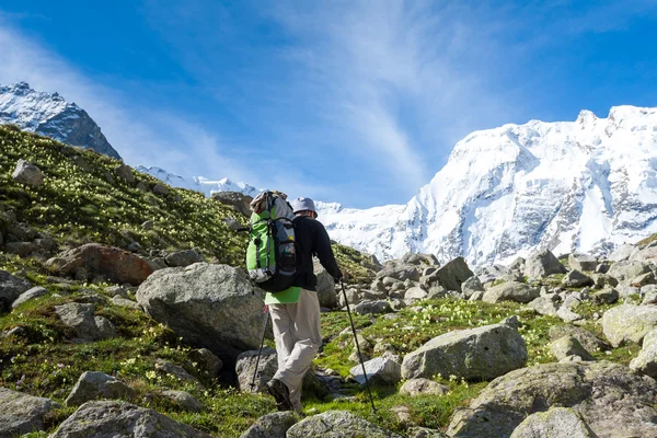 Hikier si sta arrampicando sulle montagne del Caucaso a Bezengi reg — Foto Stock