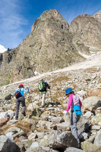 Hikier is climbing mountain in Caucasus mountains in Bezengi reg — Stock Photo, Image