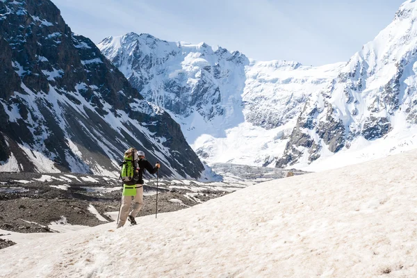 Hikier está se aproximando parede coberta de neve no Cáucaso mountai — Fotografia de Stock