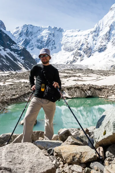 Turista stojí na ledovcové jezero v horách Kavkazu v Bezen — Stock fotografie