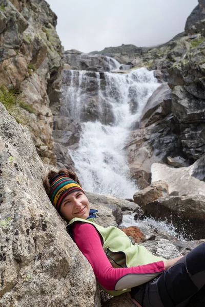 Hikier descansa en la cascada de montaña en las montañas del Cáucaso en Beze — Foto de Stock
