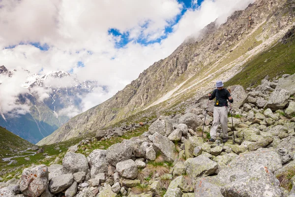 Hikier Kafkasya dağlarında kayalarda Bezengi regi üzerinde atlama — Stok fotoğraf