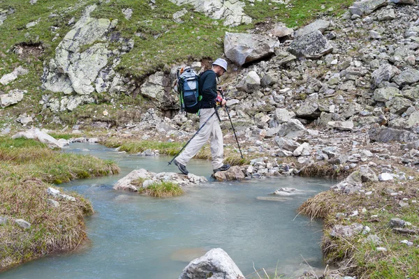 Hikier a hátizsák sétál a Kaukázus hegység és a Bezengi — Stock Fotó