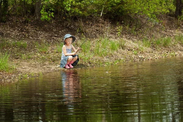 Niña están pescando en el lago en el bosque —  Fotos de Stock