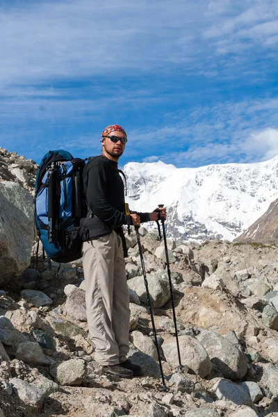 Hikier je lezení hora Kavkazu v Bezengi reg — Stock fotografie