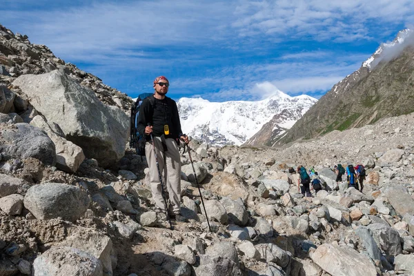 Hikier je lezení hora Kavkazu v Bezengi reg — Stock fotografie