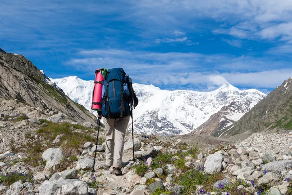 Hikier közeledik Caucasus mountai hóval fal — Stock Fotó