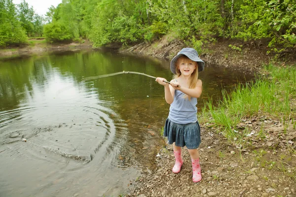 Niña están pescando en el lago en el bosque —  Fotos de Stock