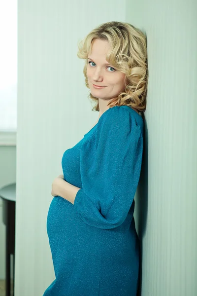 Belle femelle enceinte à la maison regarder la caméra — Photo