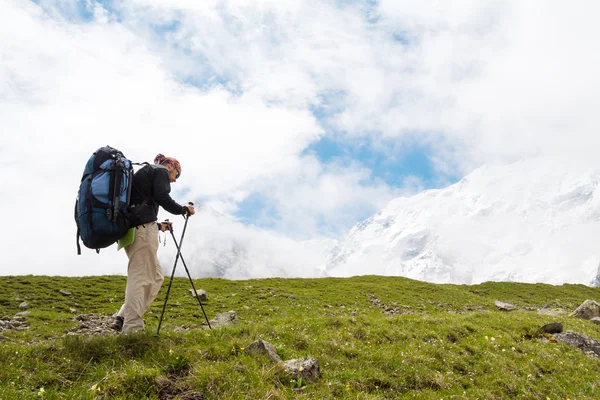 Hikier klättrar berg i Kaukasus bergen i Bezengi reg — Stockfoto