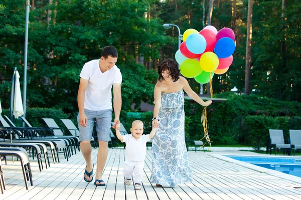 Szczęśliwa rodzina chodzić na basen — Zdjęcie stockowe