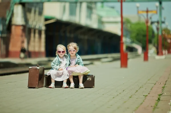 Vintage Keresek kis lányok képe, csomagokkal, a vasútállomás, a bevásár — Stock Fotó