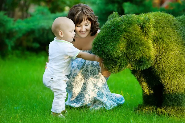 Mère avec son enfant se reposer dans le parc — Photo