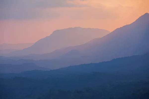 Paisaje al atardecer en montañas de Sri Lanka — Foto de Stock
