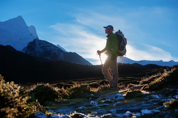 Turistika v údolí Khumbu v horách Himálaje — Stock fotografie