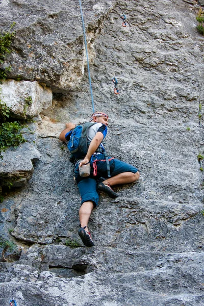 Man practices in climbing at the rock in the Crimea mountains — Stock Photo, Image