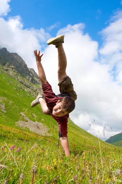 Jongen dansen op de weide Stockafbeelding