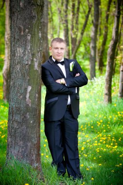 bir parkın bir düğün gününde damat