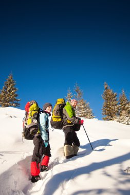 Kış dağlarında yürüyüş yapan