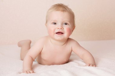 Tatlı bebek çocuk kameraya gülümseyen