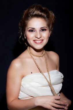 Stüdyoda poz veren güzel kadın.