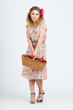 Stüdyoda poz veren güzel kadın.