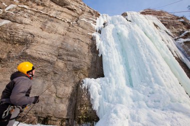 adam tırmanma donmuş şelale
