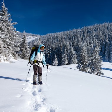 Kış dağlarında yürüyüş yapan