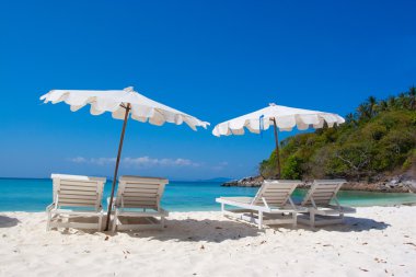 Deniz kıyısındaki kumsal