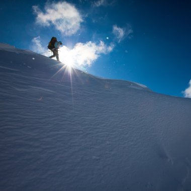 Kış dağlarında yürüyüş yapan