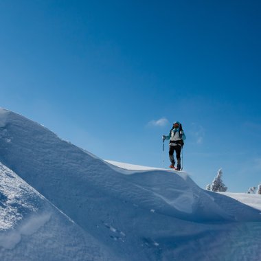 Kış dağlarında yürüyüş yapan