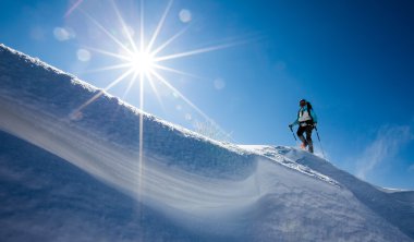 Kış dağlarında yürüyüş yapan