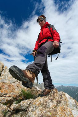 Kafkas Dağları'nda uzun yürüyüşe çıkan kimse