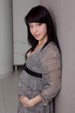 Hamile kadın stüdyoda poz