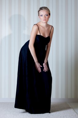 Stüdyoda poz veren güzel kadın.