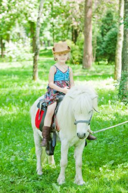 Yürüyüşe midilli ile kızlar