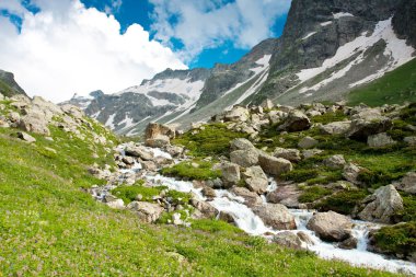 Dağ şelale ile temizleyin mavi su