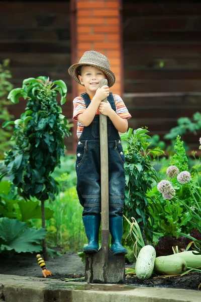 Retrato de um menino trabalhando no jardim de férias — Fotografia de Stock