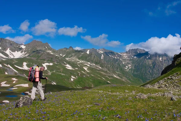 Turysta w górach Kaukazu — Zdjęcie stockowe