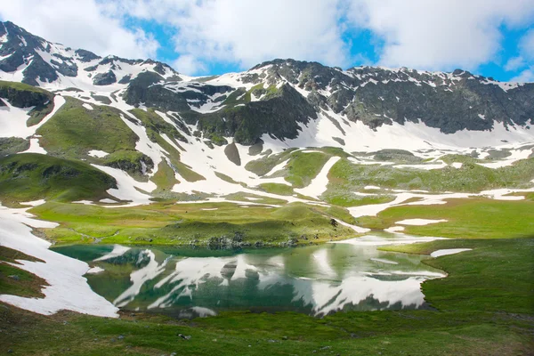 Jezioro w górach Kaukazu — Zdjęcie stockowe