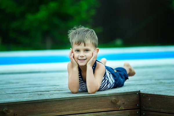 Pojke ta vila nära pool — Stockfoto