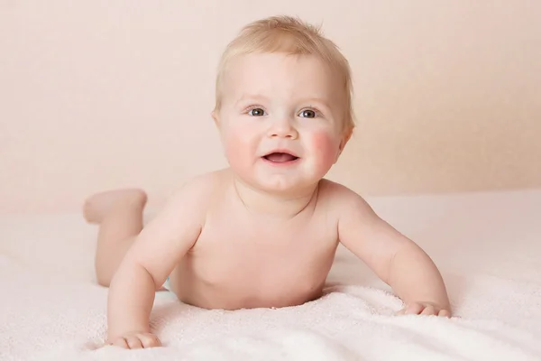 Édes baba fiú mosolyogva a kamera — Stock Fotó