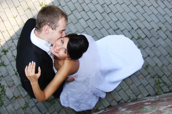 Noiva feliz e noivo em seu dia do casamento — Fotografia de Stock