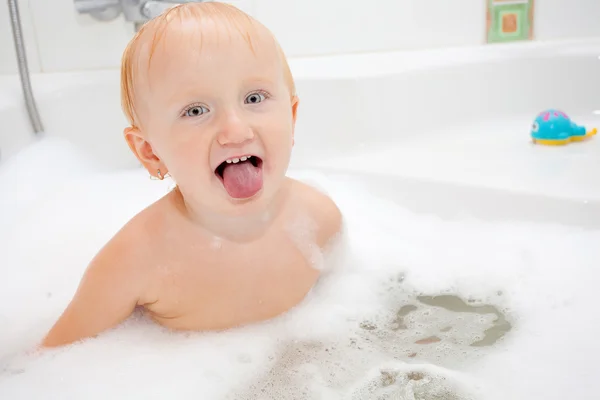 Une petite fille dans une baignoire — Photo